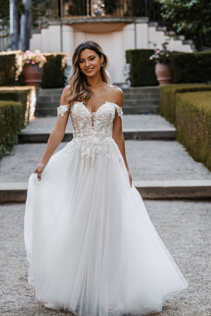 Novia Allure en un jardín